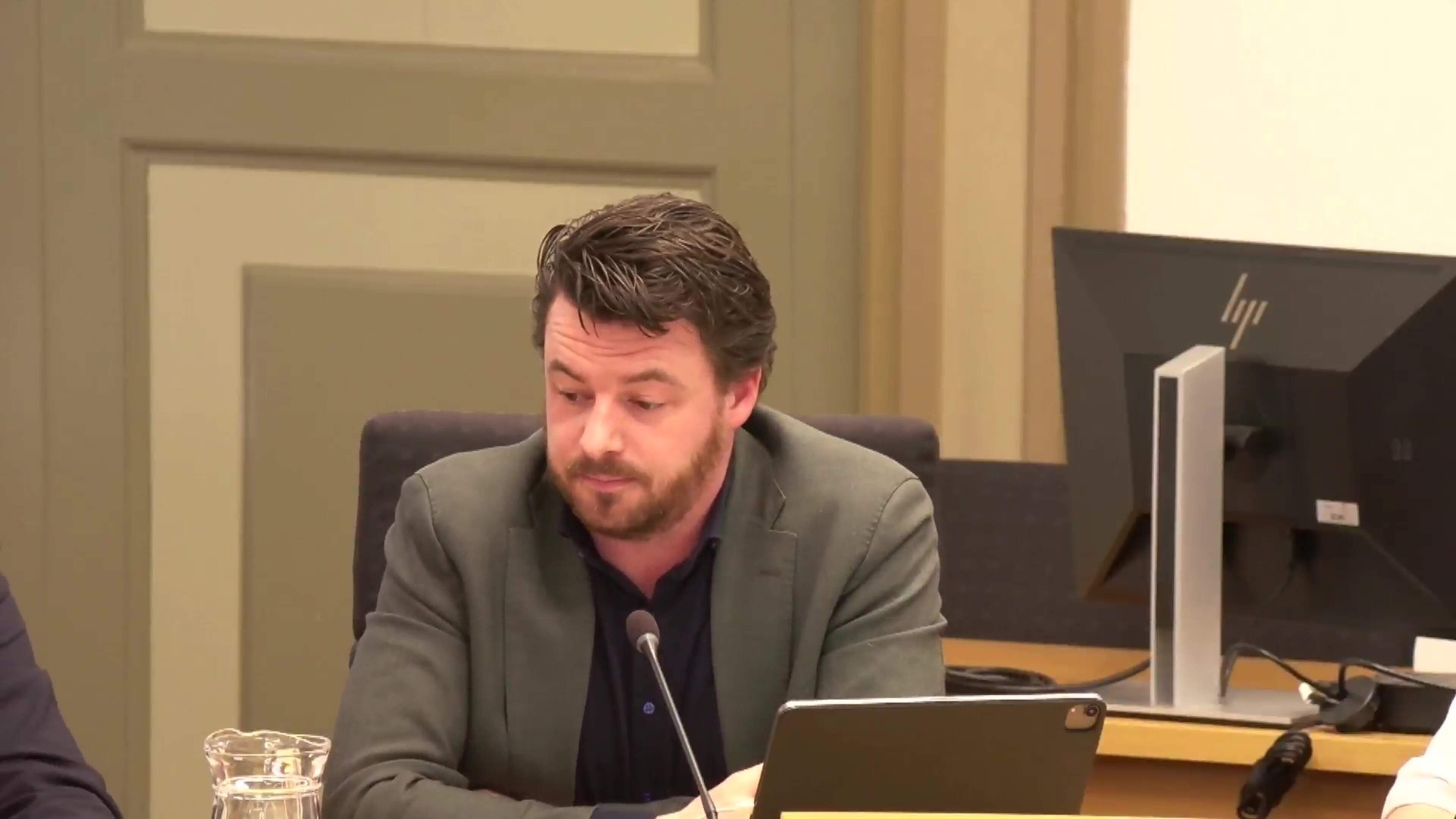 Wethouder Berkhout wil vertrouwen oppositie herwinnen met fietstocht langs gesnoeide bomen. ’Dit kom
