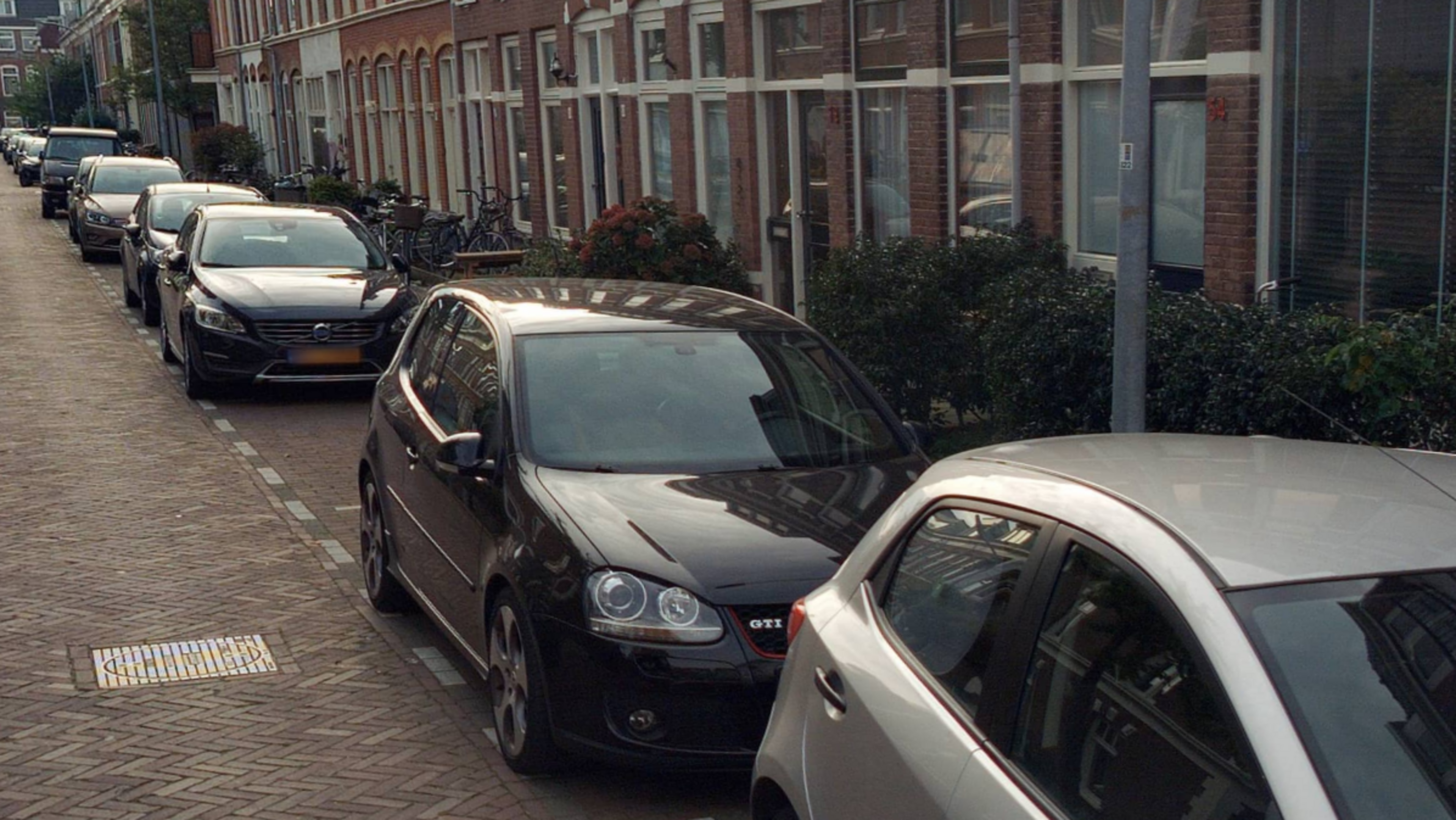 Saenredamstraat residents sacrifice parking spaces for meeting spots: 'Experiment for livability'