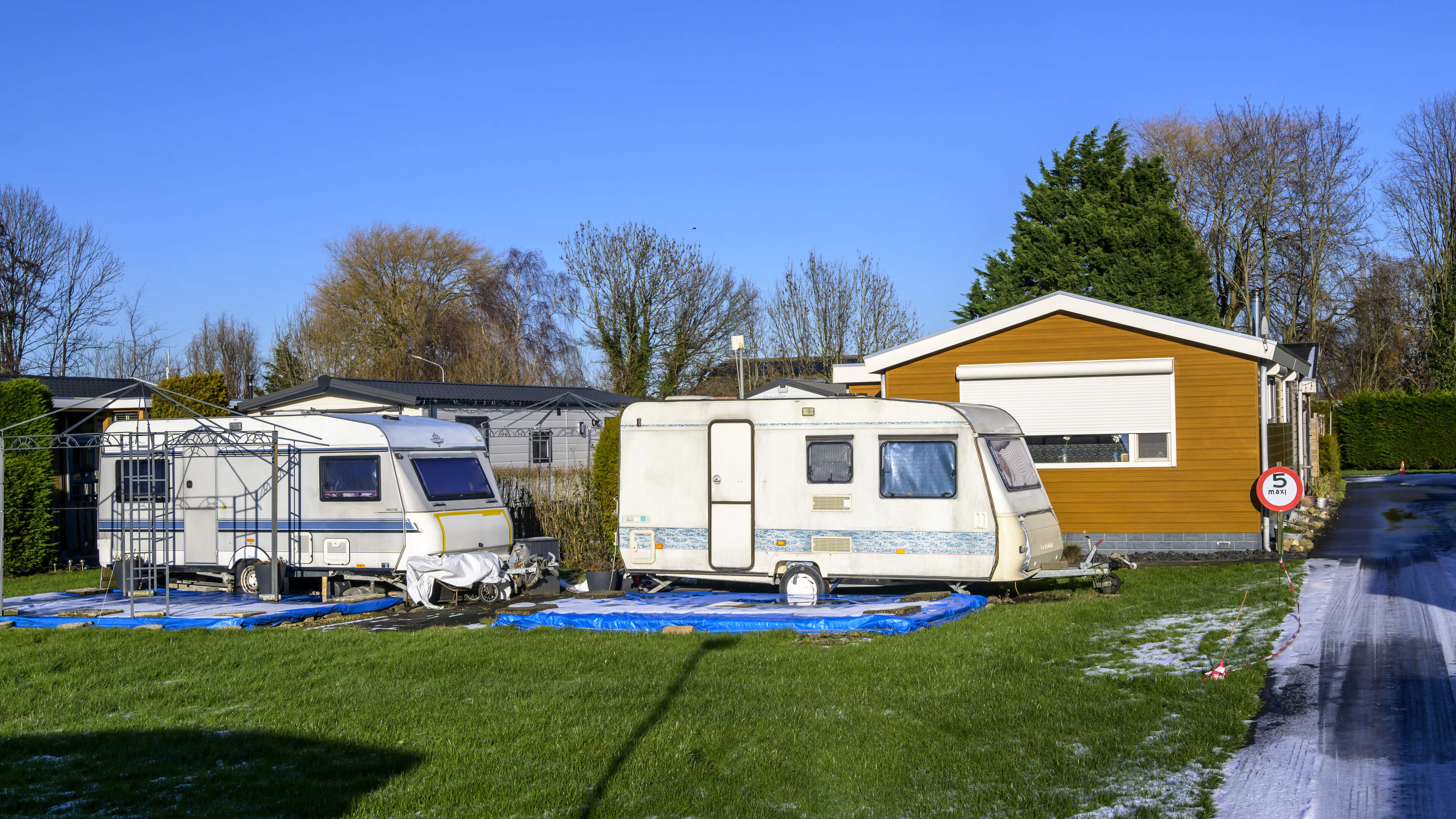 Campinggasten De Westeinder vissen achter het net. Einde aan de sloop lijkt niet nabij