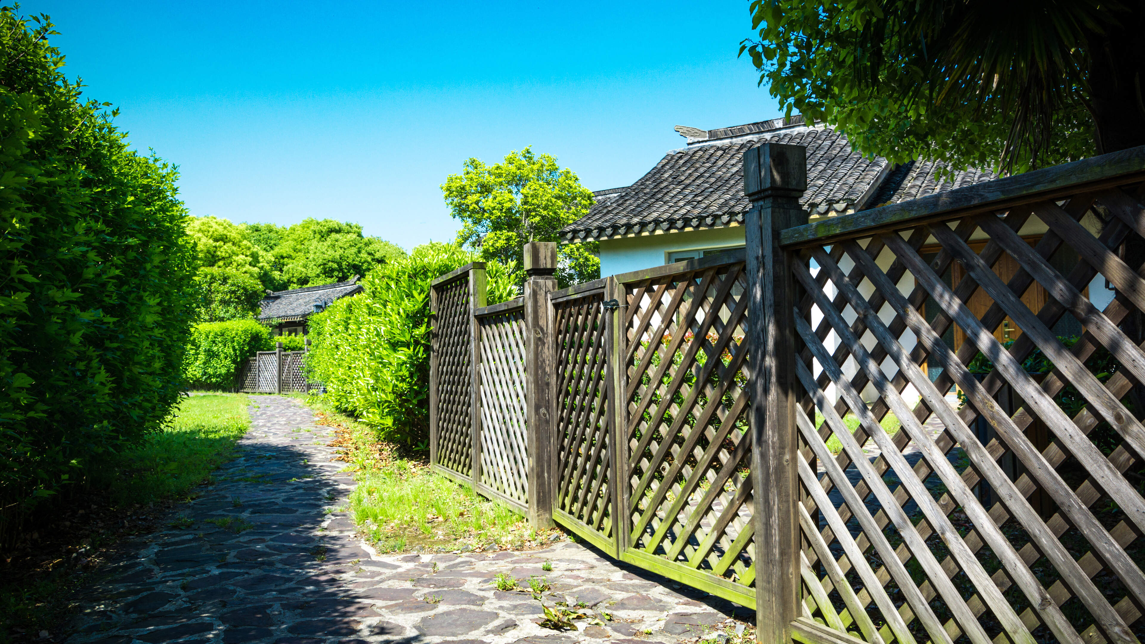 The main components of a strong fence