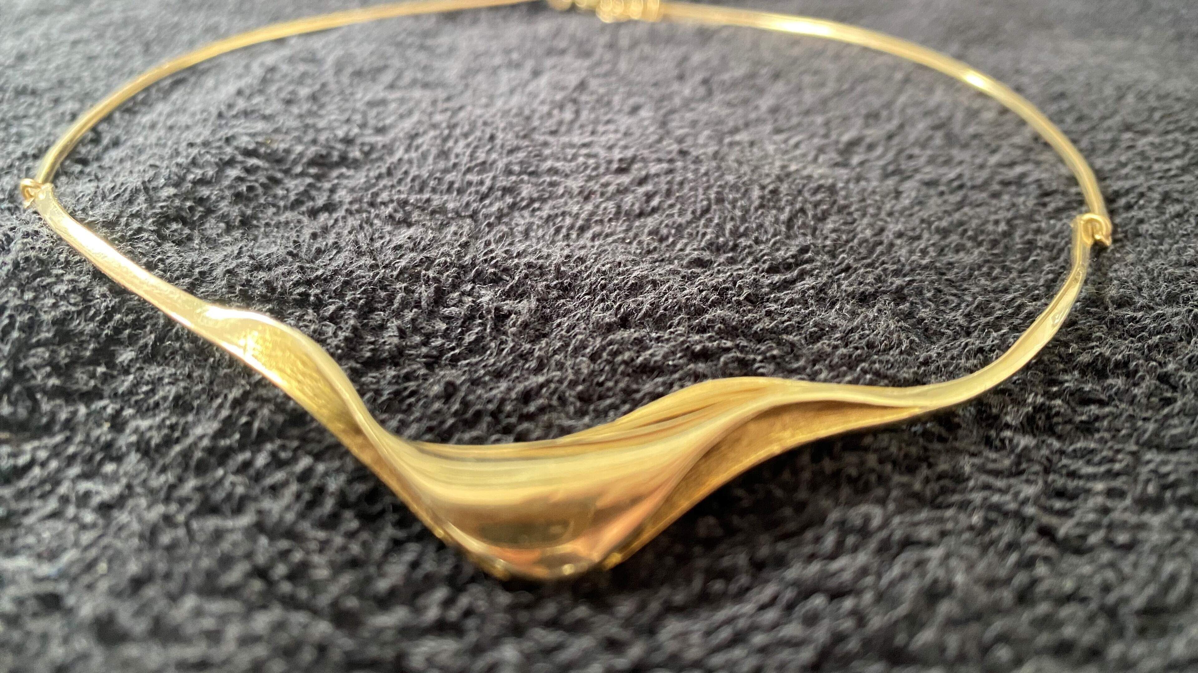 Lia (82) struggles with loss of precious gold necklace: 'Where can I report it? Everything is digital nowadays and very alienating'