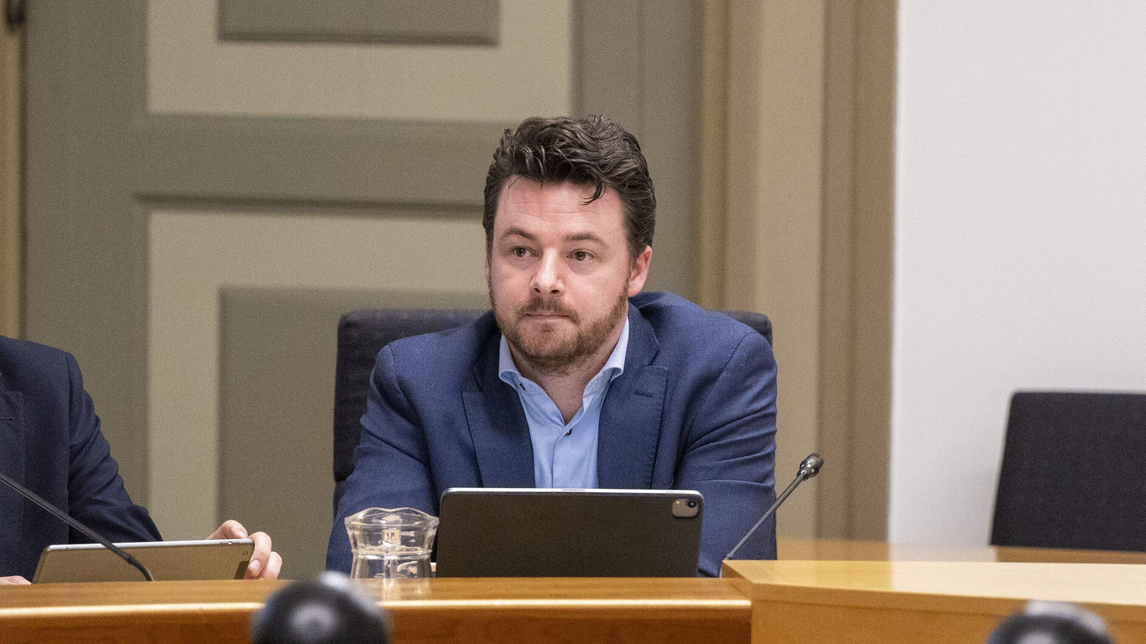 Wethouder Berkhout en vijf oppositiefracties botsen hard tijdens interpellatiedebat over bomen snoei