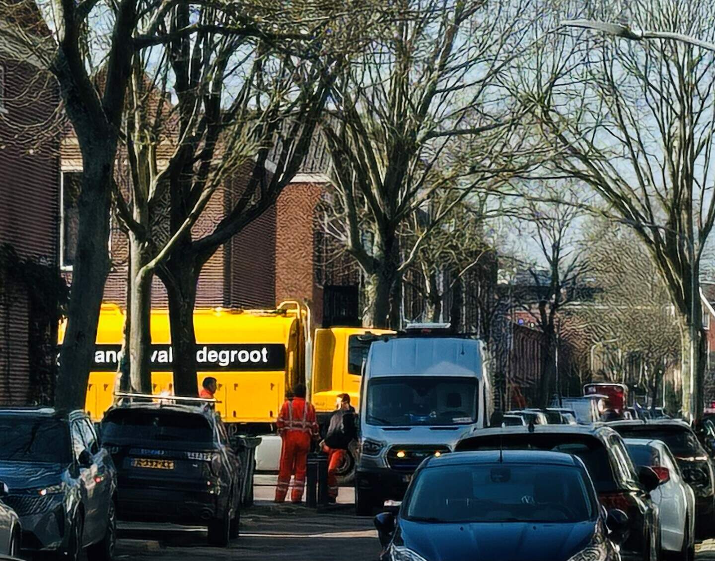 Namens de gemeente voeren grote gele wagens rioolonderzoek uit in de Kleverparkbuurt.