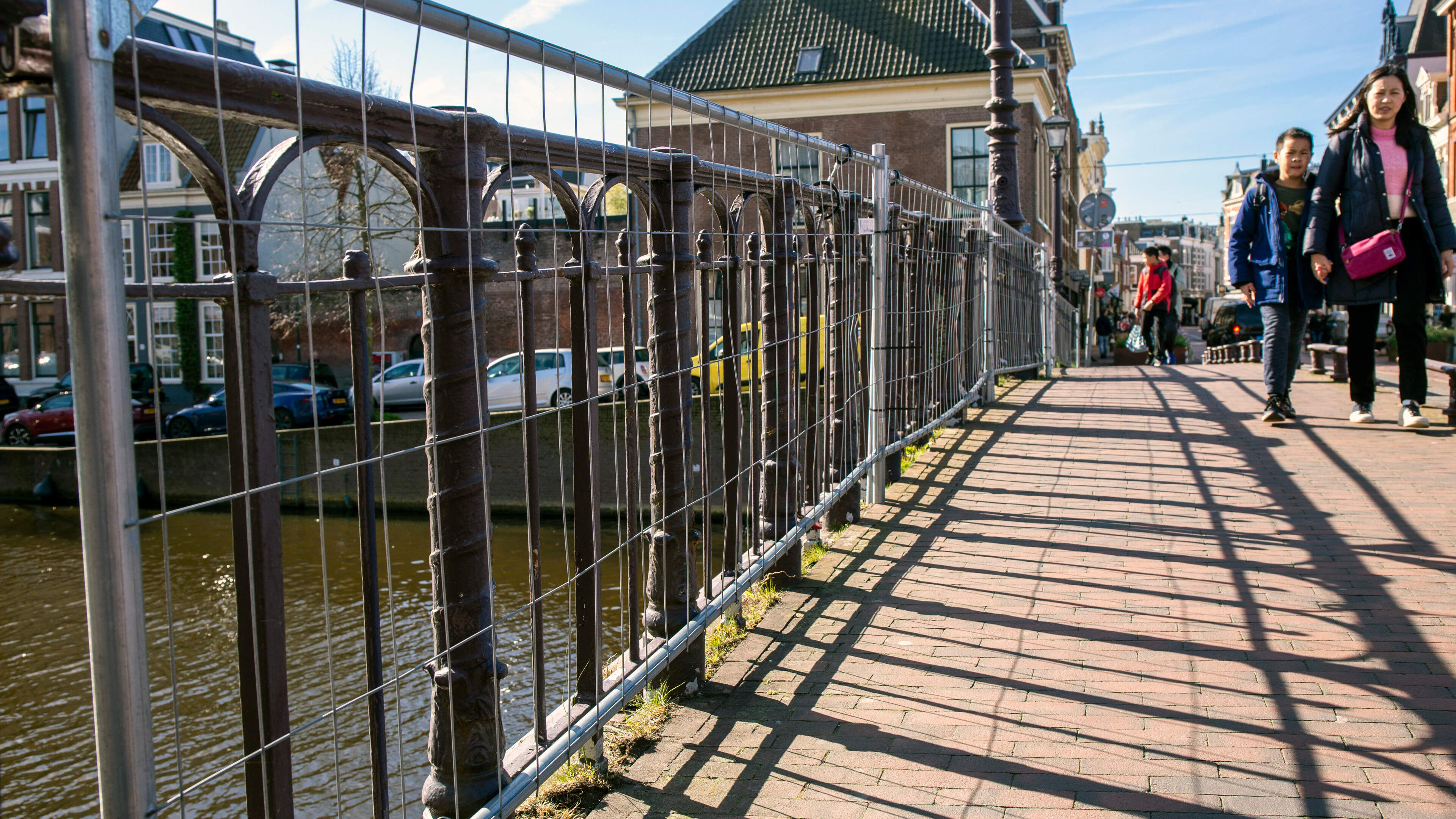 Construction fences to remain on the Kruisbrug for a while longer