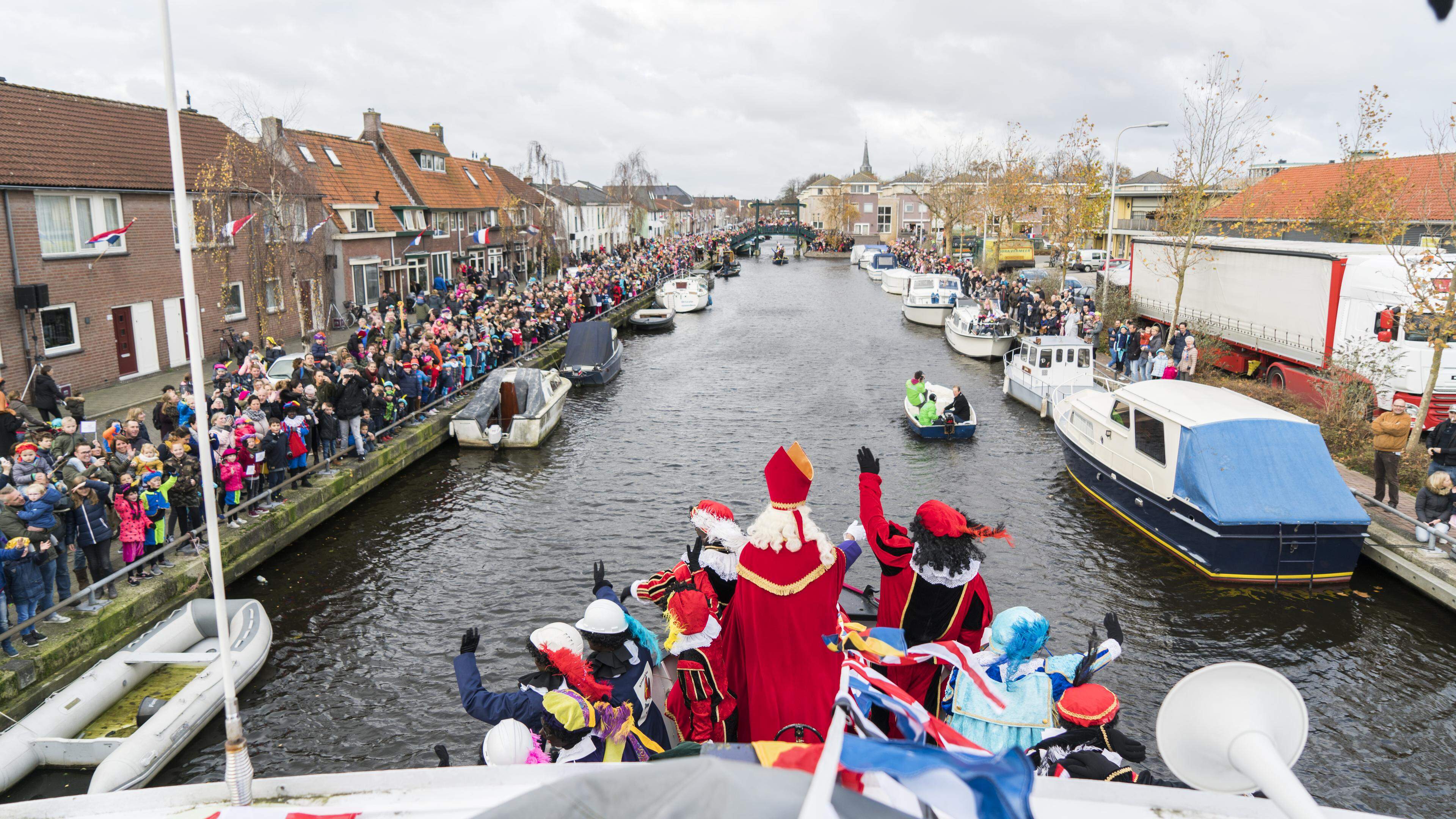 Honderd jaar sintintochten in Hillegom: die keer dat de brug niet openging, bracht een roeiboot uitk