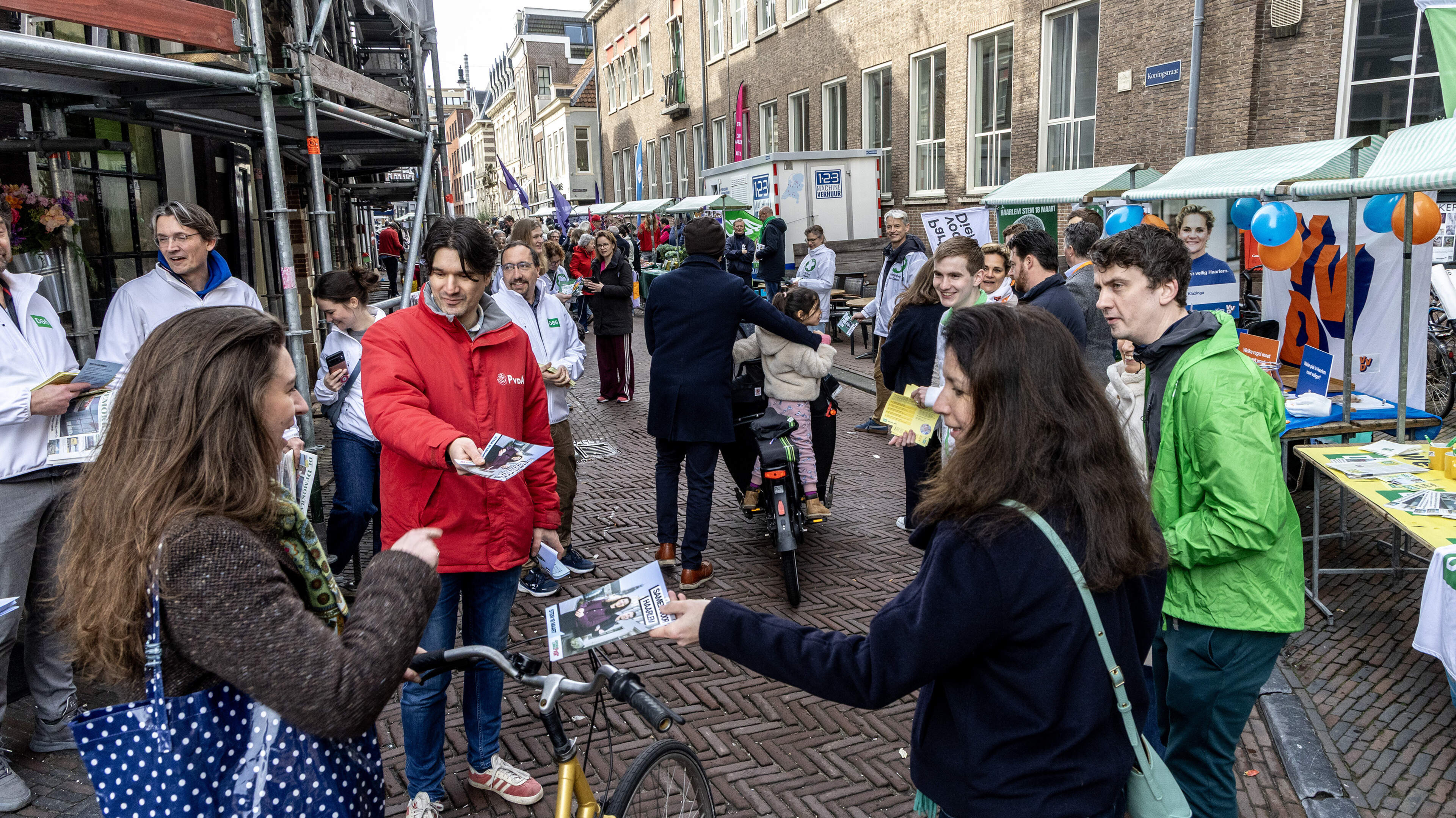 Roaring generators and colorful flower seeds: Haarlem parties turn on the charm on final major campaign day