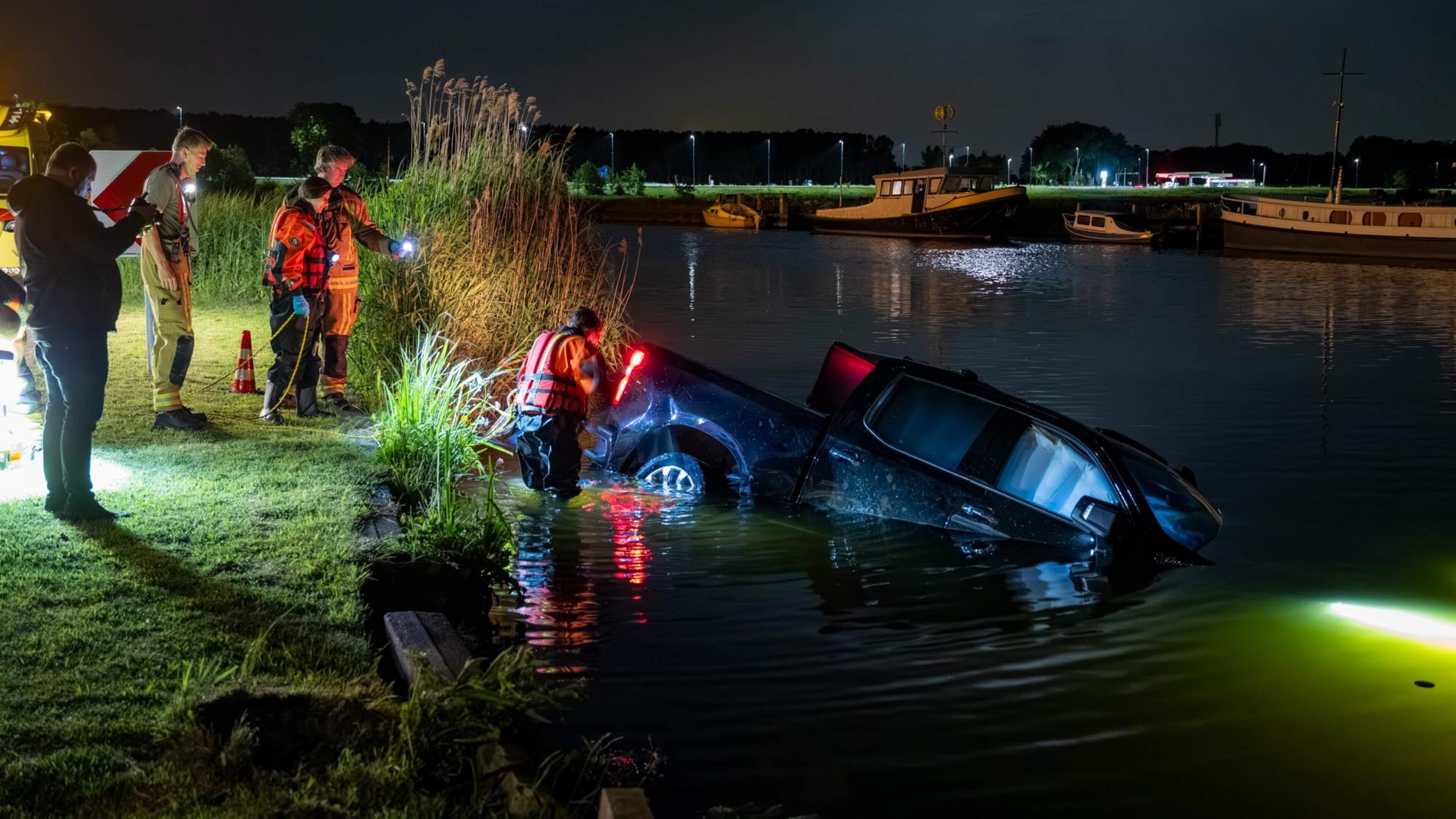 Car in water in Buitenkaag, driver arrested