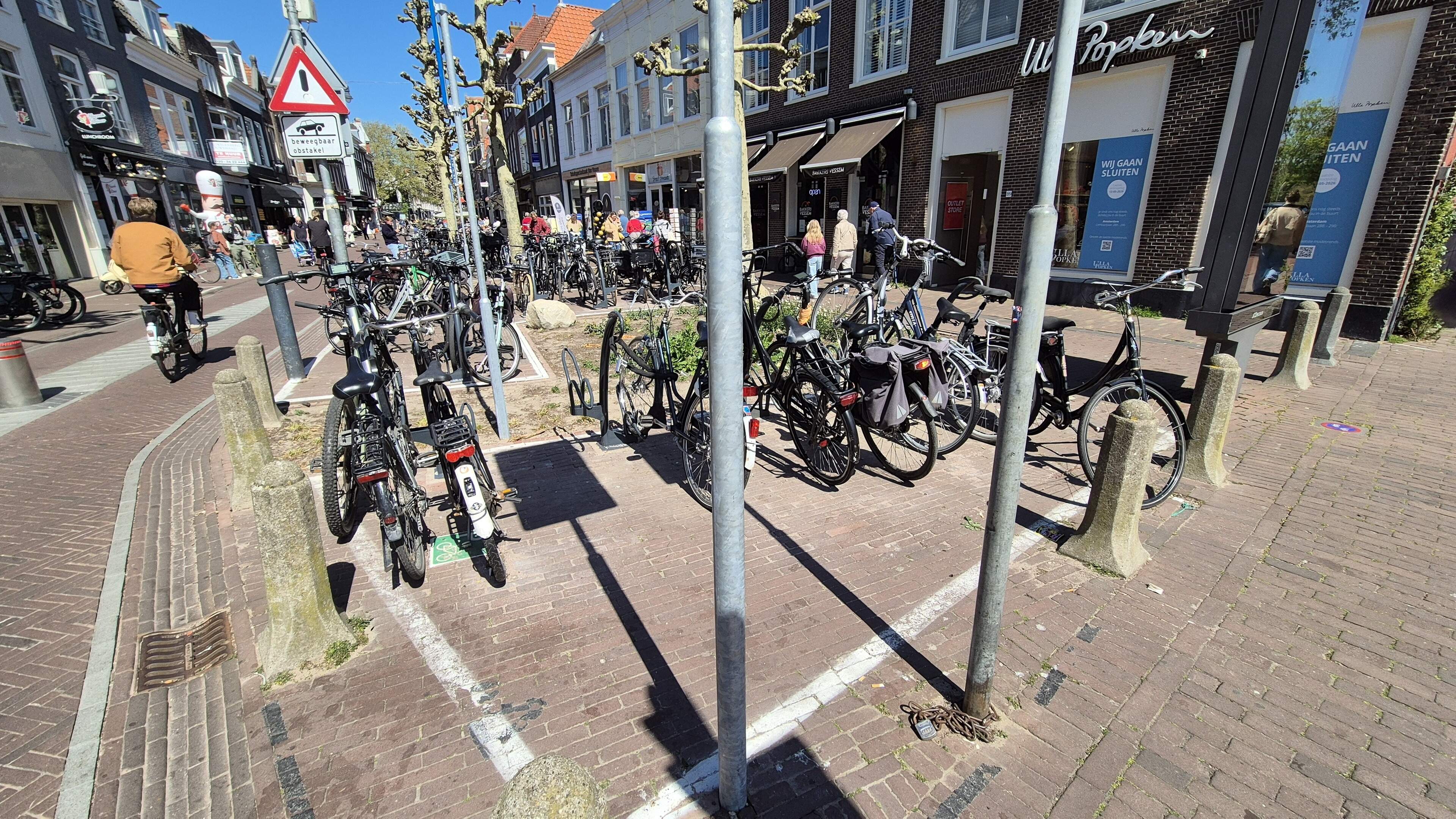 Months-long Grote Houtstraat saga continues: new bicycle parking spaces still too big