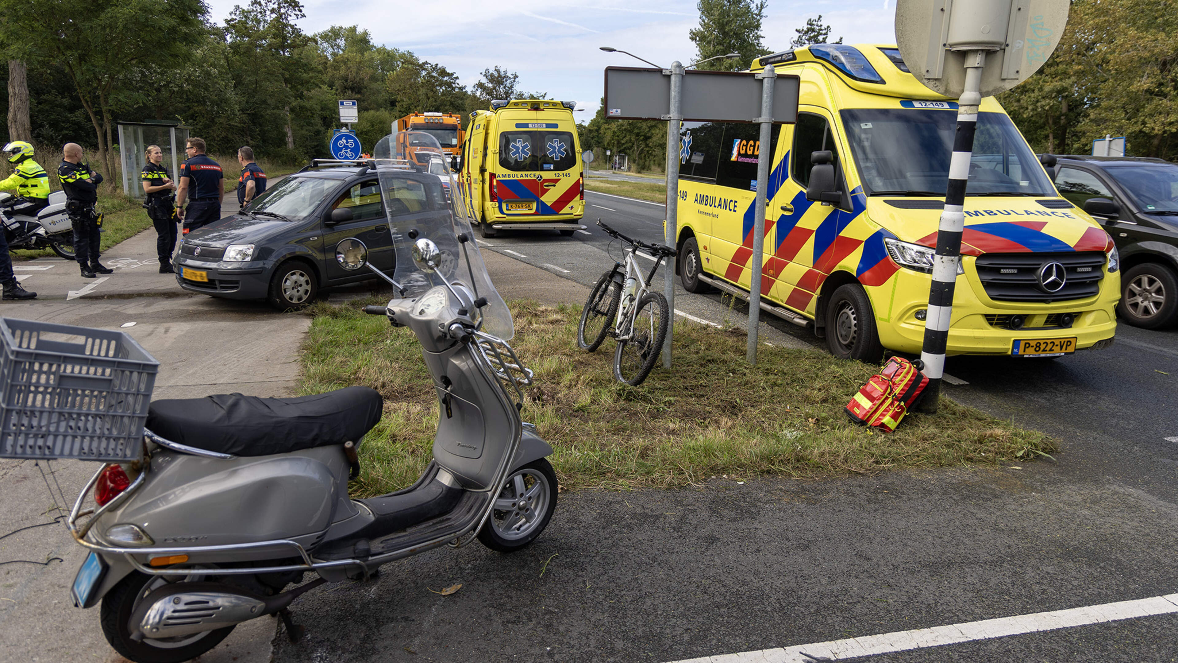 Twee gewonden bij botsing tussen mountainbike en scooter op de Zeeweg in Overveen