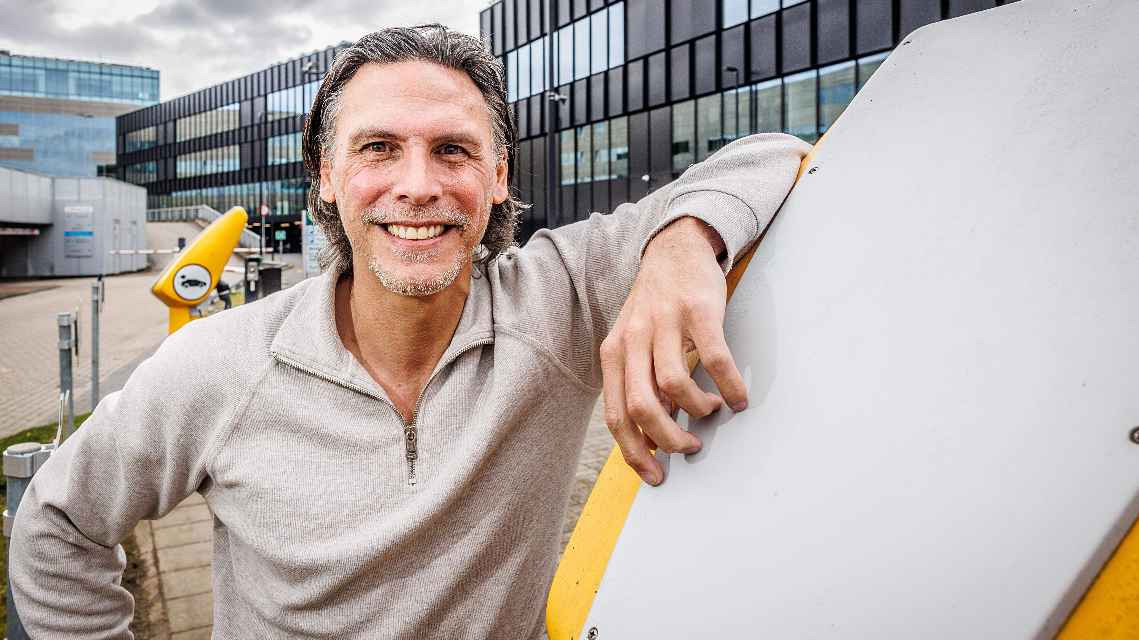 He swallowed his tongue on a frozen De Vijverberg and narrowly survived: Milan Berck Beelenkamp (48) on why he swapped the football world for contaminated soil