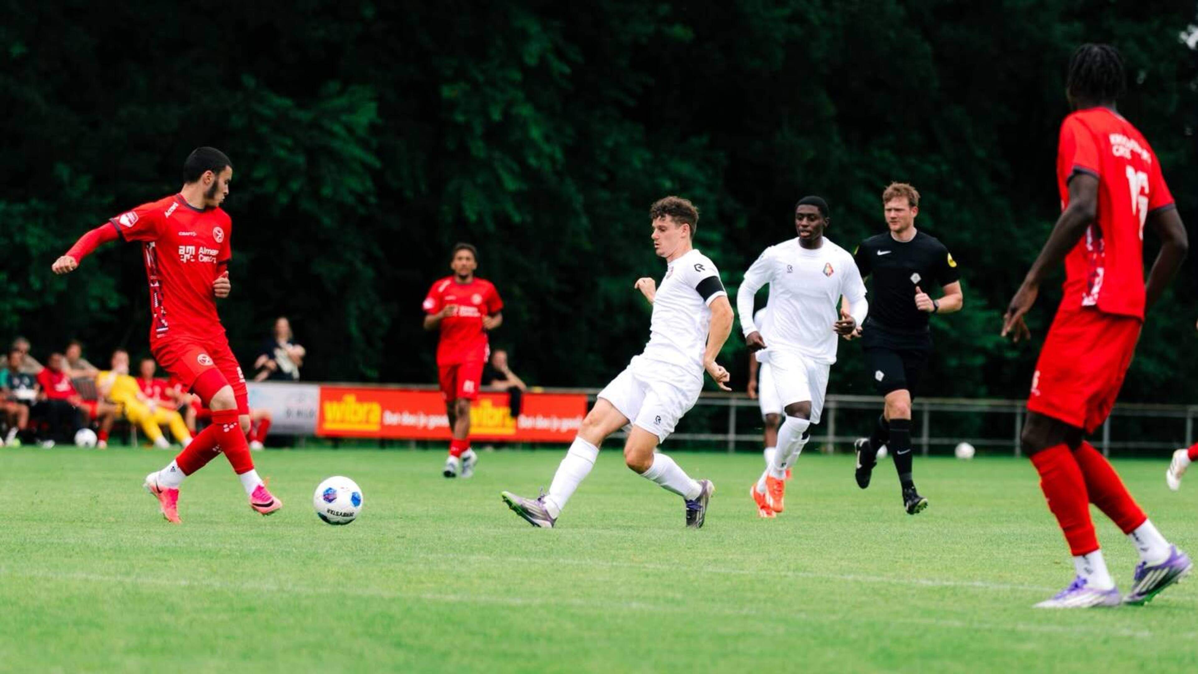 Captain Jeff Hardeveld not finished at Telstar and convinces Ronald Koeman to stay as well. Renewed team loses first friendly against Almere City